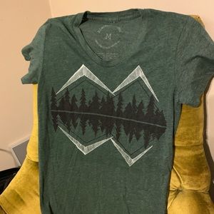 Medium green mountain tee